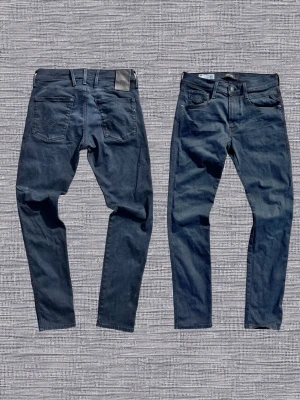 🔥 GRISCH REPLAY JEANS 🔥 - Snygga slim fit mörkblå jeans med perfekt grisch/vintage vibe. 👖 Clean fit, klassisk Replay-känsla och lätt att rocka med allt.