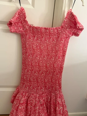 Rosa kortklänning med mönster - Söt rosa kortklänning med vitt mönster från H&M💞