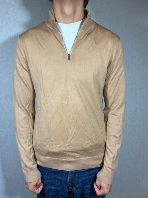 Riley half zip M - Hej och välkommen till byTorén. Detta är en half zip från Riley i storlek M med normal passform. Modell på bild är ca 182, 67kg. Plagget är i bra skick utan några defekter. Tveka inte på att höra av dig, även om det skulle vara minsta lilla;)