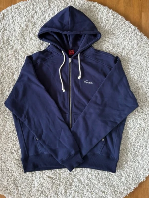 Mörkblå Corteiz Hooodie  - Mörkblå Corteiz hoodie. Plagget är aldrig använt och har perfekt kvalité 