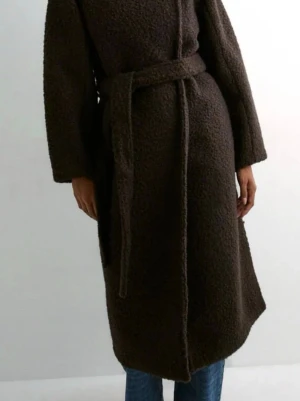 Gina tricot teddy kappa - Säljer nu min fina teddy kappa från gina tricot som inte säljes längre på hemsidan, har haft den hela vintern och därför är den i bra skick.