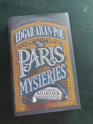 The Paris Mysteries av Edgar Allan Poe - köpt hos shakespeare and company i Paris och har legat på hyllan sen dess 🫆 OBS blev lite skadad på hemvägen men inget mer än den lilla fliken som syns på bilden! 