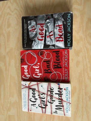 A Good Girl's Guide to Murder-trilogin - Säljer hela trilogin av Holly Jackson: 'A Good Girl's Guide to Murder', 'Good Girl, Bad Blood' och 'As Good As Dead'. Pocketböcker med färgstarka omslag i vitt, rött och svart. Perfekt för dig som gillar spännande ungdomsdeckare och mysterier.