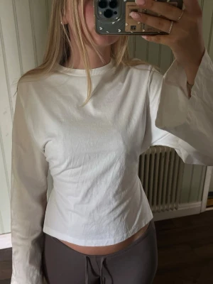 Långärmad tröja med knytning - Långärmad tröja med knytning från Nelly k storlek S