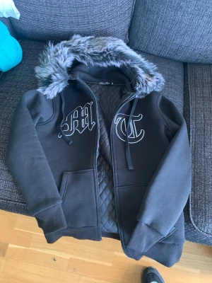 Tuttolente - Svart jacka från Tuttolente perfekt nu inför hösten knappt använd