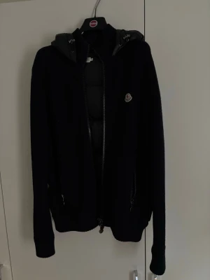 Svart stickad jacka från Moncler - En moncler cardigan, knappt använt! Köpt hos merchsweden! Öppen för förslag