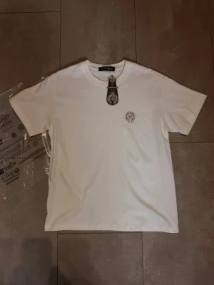 Chrome Hearts T-shirt - Tee från chrome hearts, väldigt bra kvalité. Helt ny, oanvänd med tags. Hör av dig vid fler frågor!