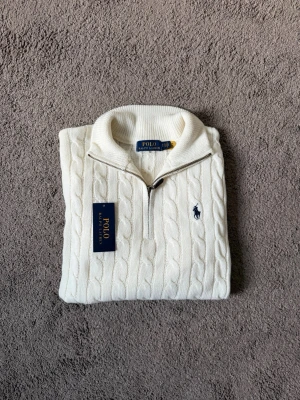 Vit kabelstickad tröja Polo Ralph Lauren - Hej ! Säljer nu denna vita kabelstickade half zippen ifrån polo Ralph lauren. Passar perfekt nu när höstkylan börjar närma sig. Endast testad , storlek S. Pris kan diskuteras vid snabbaffär mvh 😃
