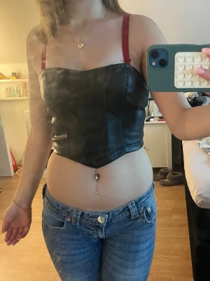 Söt svart topp  - Tröjan är i väldigt bra skick , den är från shein så de är den dåliga delen , skriv vid frågor 💕