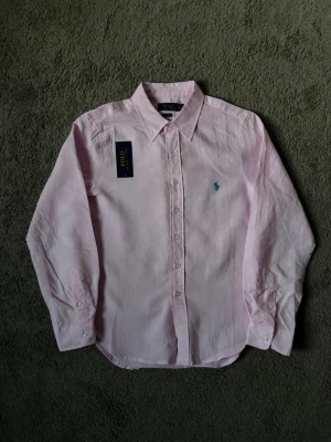 Ljusrosa linneskjorta från Polo Ralph Lauren - Hej ! Säljer nu denna rosa linneskjorta. Passar bra nu till lite mildare dagar. Endast testad, storlek S. Pris kan diskuteras vid snabbaffär mvh 😄