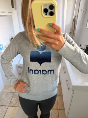 Grå sweatshirt med blått tryck - Använt 2 gånger, Superskön och precis som ny från Isabel Marant  