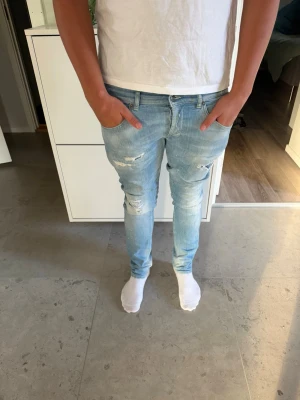 Dondup George - Tja säljer dessa dondups som knappast finns att få tag på till ett grymt pris! Modellen på bilden är 184 och väger 86kg. Storleken är egentligen 34 men är INSYDDA hos skräddare till mellan 33 och 34! Hör av er vid frågor eller funderingar! Mvh 