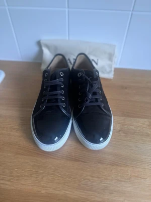 Lanvin Cap Toe - Lanvins klassiska cap toe i svart mocka. Medföljer originalpåse och box från Lanvin. Skorna är endast använda ett par gånger, skicket är i väldigt bra med normala brukstecken sulorna visar lite användning men överdelen sitter fint. Inget anmärkningsvärt. Storlek: 43 Skickas snabbt, oftast inom 1–2 dagar. Frågor? Hör av dig. 