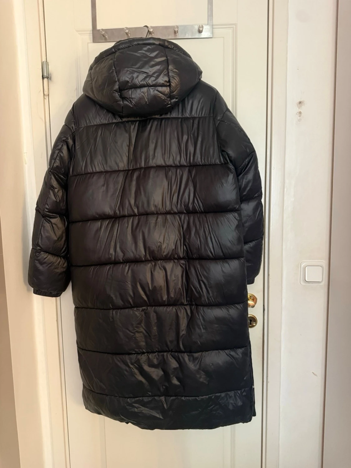 Lång svart dunjacka med huva - 2