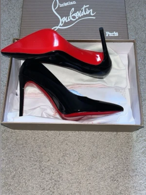 Christian Louboutin Klackar - Säljer ett par Loubs Heels som har vart sparsamt använda, skicket är väldigt bra nära helt nytt och säljer då paret inte kommer till använding längre.📏📝Storlek 38 och klacken i sig är 10CM prick. Hör av dig vid funderingar eller budförslag! Postar inom 24h✅