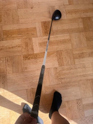 Taylormade stealth - Tja! Säljer en Taylormade stealth driver 12 grader hela vägen ner till 10,5 grader och 14 grader. Skaftet är original skaft men har ändrar greppet till en lite större den är väldigt mjuk Perfekt för dig som är ny och inte har så mycket swingspeed. En väldigt forgiving klubba Har själv haft den en stund men den är för mjuk för mig.  Perfekt för dig som är allt från 38hcp— 18hcp. Den är synligt använd men ger ingen skylnad på hur du ska spela med en funkar precis som en ny Hör av dig för mer info.