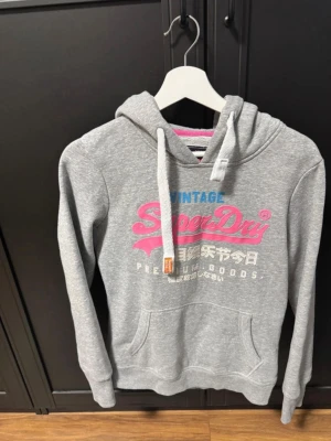 Grå superdry hoodie - Jag säljer en grå superdry hoodie i storlek S. Den är väldigt snygg och passar när det är lite kallare. Skriv gärna om ni har frågor.