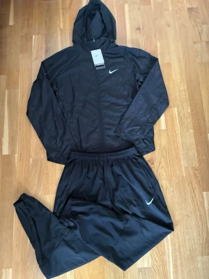 Nike tracksuit  - Nike tracksuit i för hösten/vintern.  Perfekt för dig som vill se extra fräsch ut nu efter sommaren och när skolan/jobb börjat. Storlek M i jackan och S i byxorna men väldigt stora i byxorna så dem sitter som M 