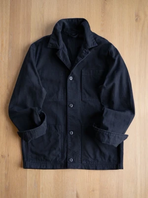 Black Chore Jacket, size M - Stilren svart overshirt i kraftigt bomullstyg. Klassisk krage, tre framfickor och knäppning med fyra knappar. Perfekt lager-på-lager-plagg med avslappnad passform och tidlös look.