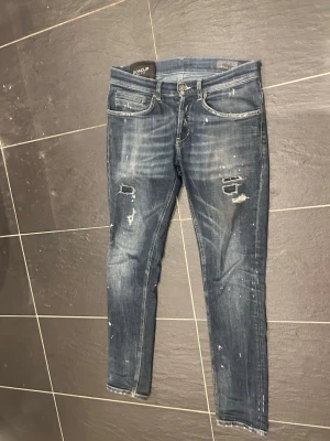 Dondup jeans george - Dondup jeans George storlek 30 passar 31, mycket bra skick, passar perfekt för nån mellan 170-185
