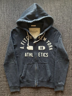 Abercrombie & fitch zip up ~ sällsynt  - Säljer nu denna Abercrombie & Fitch zip up hoodien | st S ~ 170–180cm | sjukt sällsynt modell som är svår att få tag på | passar perfekt nu till kyligare dagar! Kan även gå ner lite i pris vid snabb affär🍁🫶