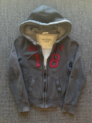 Abercrombie & fitch zip up ~ 2000’s YK2 - Säljer nu denna Abercrombie & Fitch zip up hoodien | st S ~ 170–180cm | passar perfekt nu till kyligare dagar! Modellen produceras inte längre och är därav mycket eftertraktad | kan även gå ner lite i pris vid snabb affär🍁🫶