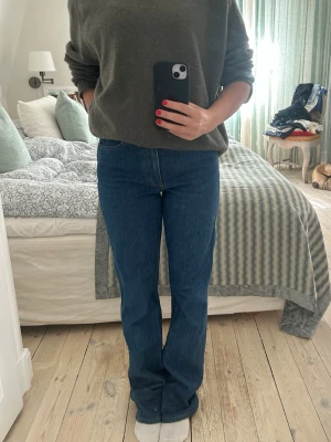 Blå bootcut jeans med hög midja - Superskönt blåa bootcut jeans med hög midja. Cool blå färg som passar utmärkt till lite finare tillfällen också!