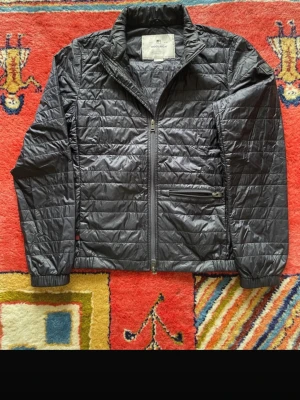 Woolrich jacka - Woolrich jacka i Storlek EU S Någorlunda trög dragkedja där nere men fullt fungerar och syns ej Mått: Bredd: 50/51cm Längd axeln: 62cm Armlängd armhåla: 52cm