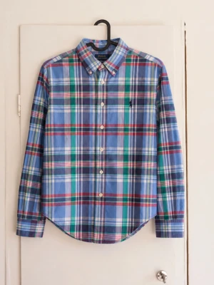 Ralph Lauren rutig skjorta – M (10–12 år) 🐎 - Superfin klassisk skjorta från Ralph Lauren i blått, grönt, rött och vitt. Rutig design med button-down-krage och den ikoniska broderade Ralph Lauren-loggan på bröstet. 🔹 Storlek: M (10–12 år) 🔹 Material: 100 % bomull 🔹 Långärmad 🔹 Button-down-krage 🔹 Broderad logga 🔹 Fint begagnat skick utan defekter! En tidlös skjorta som passar lika bra till vardags som till finare tillfällen. Hör gärna av dig om du vill ha mått eller fler bilder! 💌
