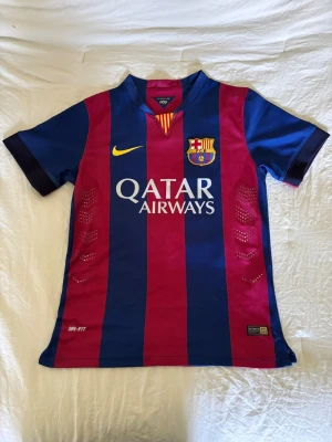 Messi Barcelona tröja  - Messi Barcelona tröja. Ny pris 1299. Bra skick. Inte använd mycket. Pris kan diskuteras. Storlek S
