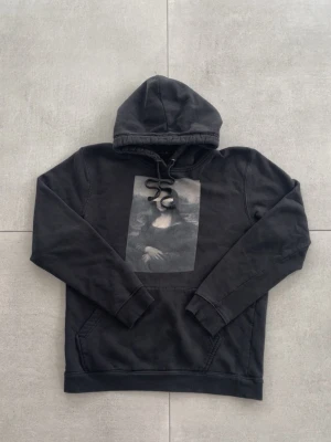 Snygg svart hoodie  - Hej! En snygg hoodie ifrån the cool elephant med snyggt tryck! Storlek S/XS | skick 8,5/10 | färg svart | en snygg hoodie som passar till utmärkt till absolut allt i vardagen🍾hör av dig vid mer frågor eller funderingar🕺mvh Gradioso 