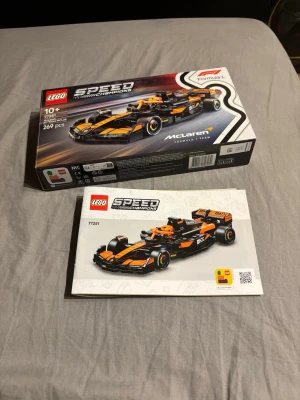 LEGO Speed Champions McLaren F1-bil - LEGO Speed Champions set 77251, McLaren Formula 1-bil med 269 delar. Byggsats i svart och orange med autentiska racingdetaljer. Perfekt för dig som gillar bilar och motorsport. Instruktionsbok medföljer.