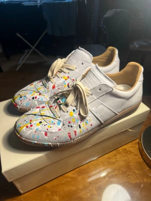 ÄKTA Maison margiela gats paintsplatter - Gats me paintsplatter, köpta för 6000  Kan visa kvitto och att ja fått dem. Säljer för bra pris💯