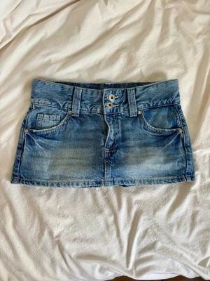 Mini jeanskjol - Mini jeanskjol med inbyggda shorts inuti i supersnygg blå färg från Stradivarius. Storlek 32. Endast använd 1 gång, nyskick!!🩵🩵