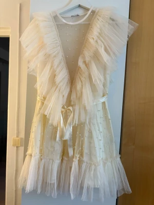 Ida Sjöstedt Nathalie dress klänning - Säljer min ida sjöstedt klänning som är använd under min student och nån få gång av förra säljaren, den är i fint skick, kan finnas något spår av smink på insidan men som inte syns tydligt (se sista bild).eller någon annat nån annanstans som jag missat men inget jag ser och inget vid kragen eller något på klänningen, så den är superfin. Är någon rosa missfärgning vid båda armhålor från förra säljaren, går säkert bort (se bild) storlek 40 men upplever den små i storleken justerbart midjeband.