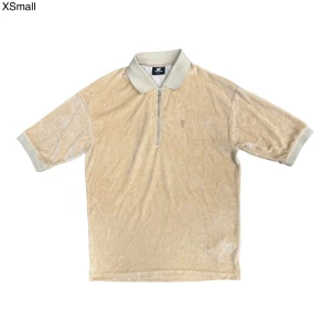 Sweet Sktbs Beige Velvet 1/4 Zip Polo Tshirt - Den här varan kommer auktioneras ut på Sneakershyllan x Plick Live Torsdagen 10 september kl 19 med ett startpris på endast 10 kr❗️Sweet SKTBS Beige velour t-shirt med 1/4-dragkedja i mycket gott skick. Storlek XS