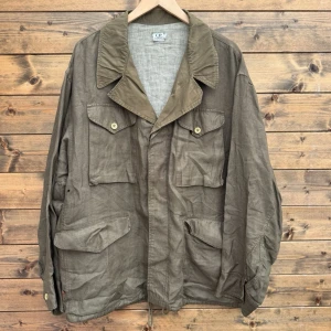 C.P. Company Massimo Osti Fältjacka (XL) - Längd: 75 cm. Mycket gott begagnat skick! 2359