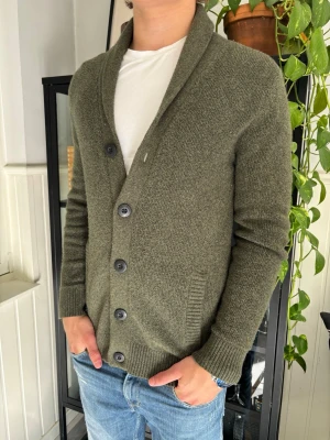 Stickad hollister cardigan  - En stil ren stickad cardigan som passar perfekt nu till hösten och dom kallare dagarna bra vädring i den och håller värmen bra! Storlek S