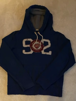 Abercrombie & fitch hoodie - Snygg vintage hoodie från Abercrombie & Fitch med snygga slitningar. Storlek XL men skulle säga att den sitter bra på L också. Mycket bra skick! Hör av er vid frågor🤝 Kolla gärna in mina andra grejer också;)