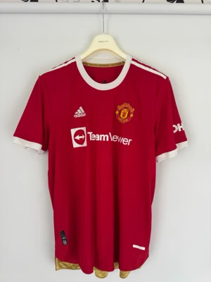 Manchester United matchtröja XL - Autentisk hemmatröja från säsongen 21/22, storlek XL. nypris: ca 1600:-. Använd 1-2 gånger.