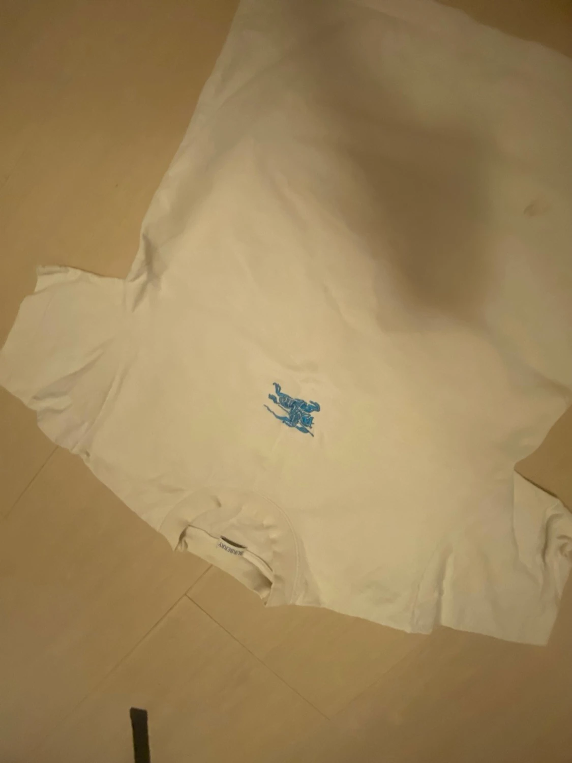 Vit Burberry  t-shirt med blått broderi - 3