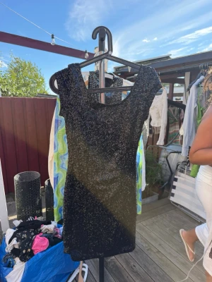 Svart glittrig kortklänning🖤 - Snygg svart kortklänning med glittrigt tyg och rund halsringning🖤 storlek 34