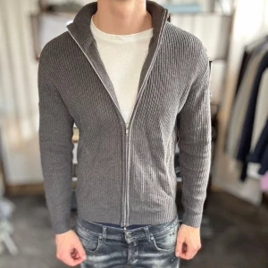 Stickad cardigan - Mycket fint skick, endast lite skrynklig. Modellen är 185 cm, 75 kg. Alltid billigare pris vid köp av flera varor‼️🙌Svarar alltid på frågor eller funderingar! 500 recensioner med 5/5🤝