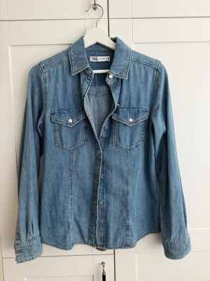Jeans skjorta - Ljusblå jeansjacka från zara