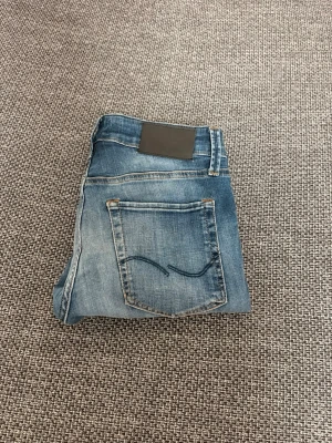 Jack&jones slim fit jeans - Säljer slim fit jeans från Jack&jones i mycket bra skick. W27 L30. Fraktar snabbt.