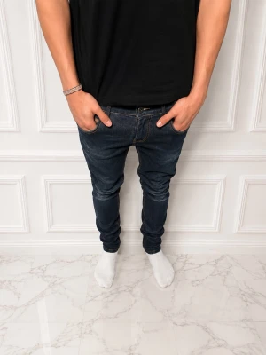 Mörkblå nudie jeans - Tjena! Säljer dessa feta nudie jeans i storlek w31 L34 med längre längd så passar det dig som är mer ute för stilen archive. Finns en liten slitning som kommer från fabrik. Modellen är 180✅hör av er vid minsta fråga🙌🏼