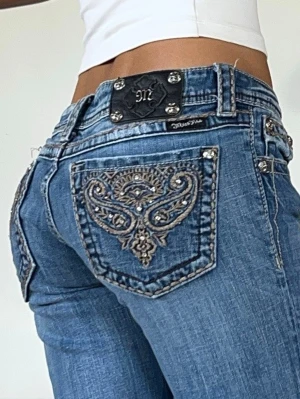 Miss me jeans - Äldre modell, tillverkas ej längre❣️midjemått 85cm (41cm rakt över)❣️ innerbenslängd 85cm❣️jag är 165