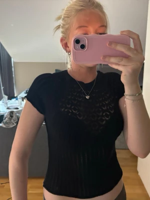 Zara topp - Snygg topp från zara med coolt lite genomskinlig mönster, knappt använd, skriv vid frågor💕