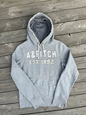 Abercrombie & Fitch hoodie vintage - Superfint skick, slitningarna kommer från fabrik Storlek L, muscle fit Modellen är 180cm och 66kg Hör gärna av dig