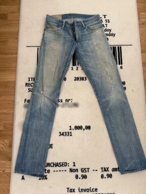 Polo Ralph Lauren Jeans - Säljer dessa Ralph Lauren jeans med en straight fit, snygg distress och en nice tvätt!   Condition: 7/10  Size: 30/34 (TTS)  Skicka gärna ett dm om du har frågor och funderingar så svarar jag så fort jag kan 🙌🏼